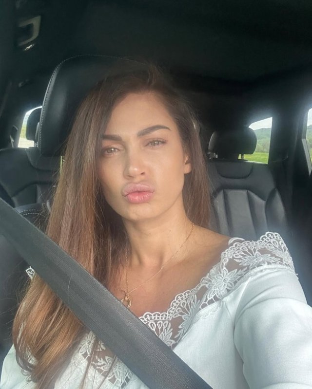Cum arată Nicoleta Luciu fără pic de machiaj? Are 44 de ani și patru copii, dar nu se teme să-și arate "adevărata față". Rolul de mamă o ține ocupată, dar are în continuare grijă de ea