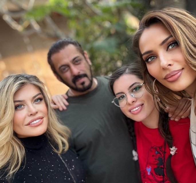 Loredana Groza confirmă relația Iuliei Vântur cu Salman Khan? Cum s-a fotografiat cu cei doi, chiar la ei acasă, în India. Artista este bună prietenă cu Iulia Vântur