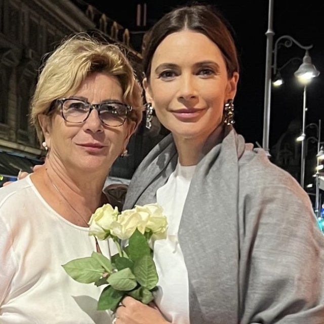 Așchia nu sare departe de trunchi! Cât de frumoasă era mama Andreei Berecleanu în tinerețe. Frumusețea este trăsătură de familie