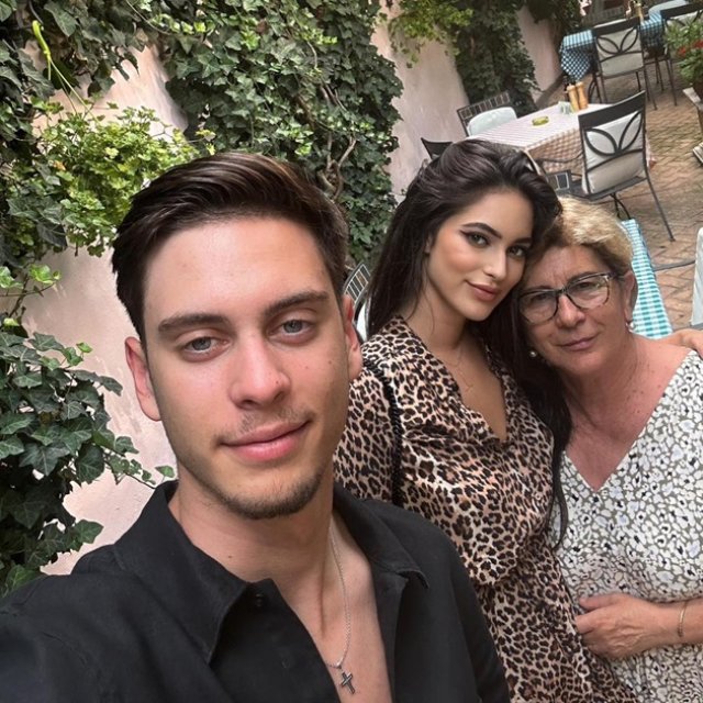 Așchia nu sare departe de trunchi! Cât de frumoasă era mama Andreei Berecleanu în tinerețe. Copiii prezentatoarei TV au moștenit frumusețea transmisă din generație în generație