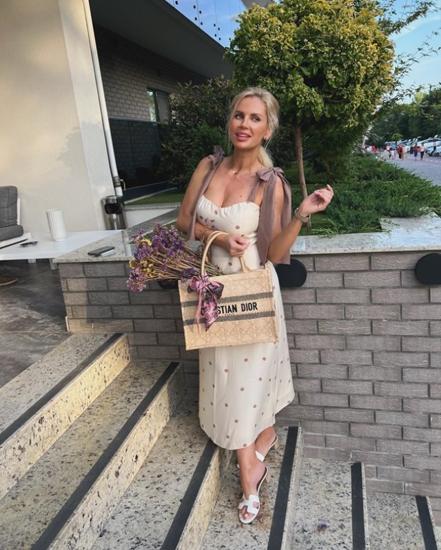 Cât costă o noapte de cazare la hotelul de lux al Andreei Bănică. A pregătit deja oferta pentru 1 mai 2025. Artista a participat la curățenia dinaintea deschiderii