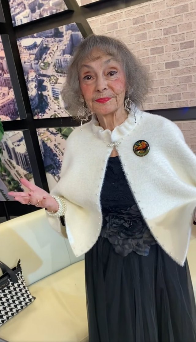 Marina Voica, apariție de senzație la 88 de ani. Locuiește singură în Breaza de mai bine de 20 de ani. Se îmbracă de la buticurile din Breaza