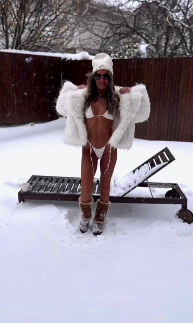 Diana Munteanu a încins rețelele sociale în plină iarnă. Ce imagini a postat în costum de baie, în zăpadă. Urmăritorii au reacționat imediat