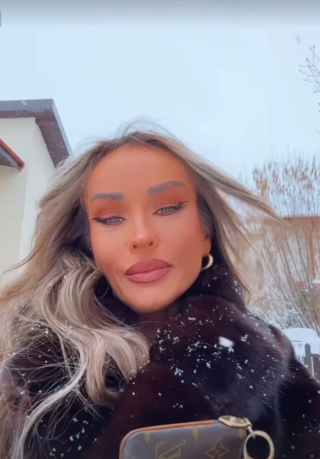 Diana Munteanu a încins rețelele sociale în plină iarnă. Ce imagini a postat în costum de baie, în zăpadă. Are un fiu de 15 ani