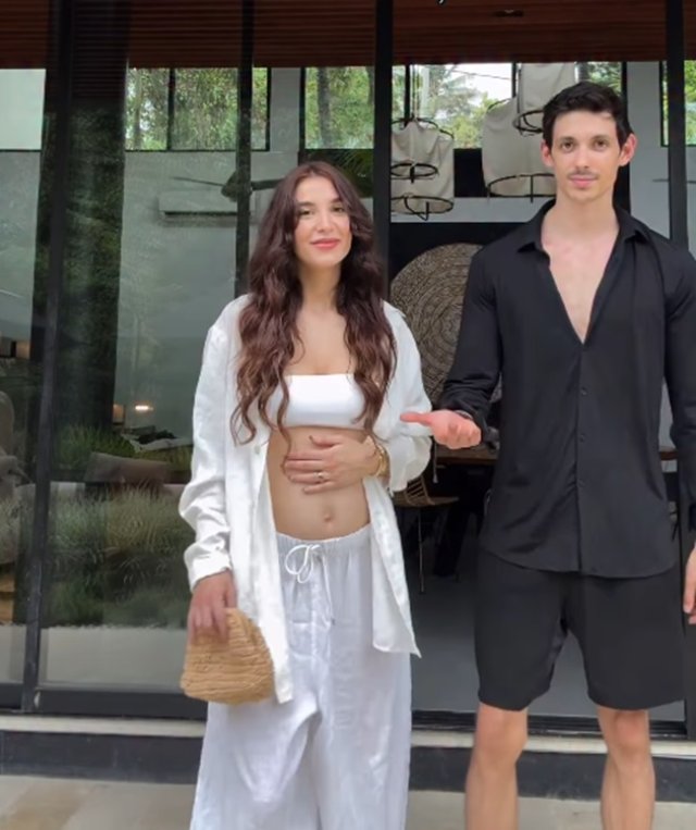 Ștefana Peev urmează să devină mămică pentru a treia oară. Cum a dat influencerița vestea cea mare, alături de soț și de ceilalți copii