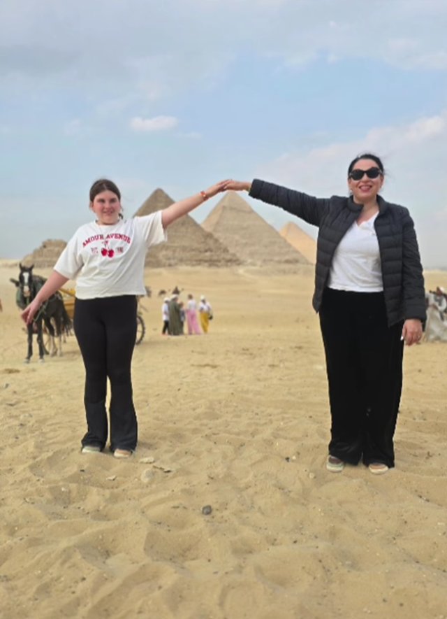 Fiica Oanei Roman a împlinit 11 ani. Isa este o adevărată domnișoară acum și deja își însoțește mama la evenimente. A dus-o în excursie la piramide