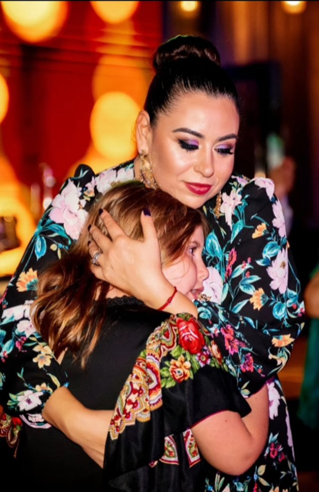 Fiica Oanei Roman a împlinit 11 ani. Isa este o adevărată domnișoară acum și deja își însoțește mama la evenimente. Este și mamă și tată pentru ea