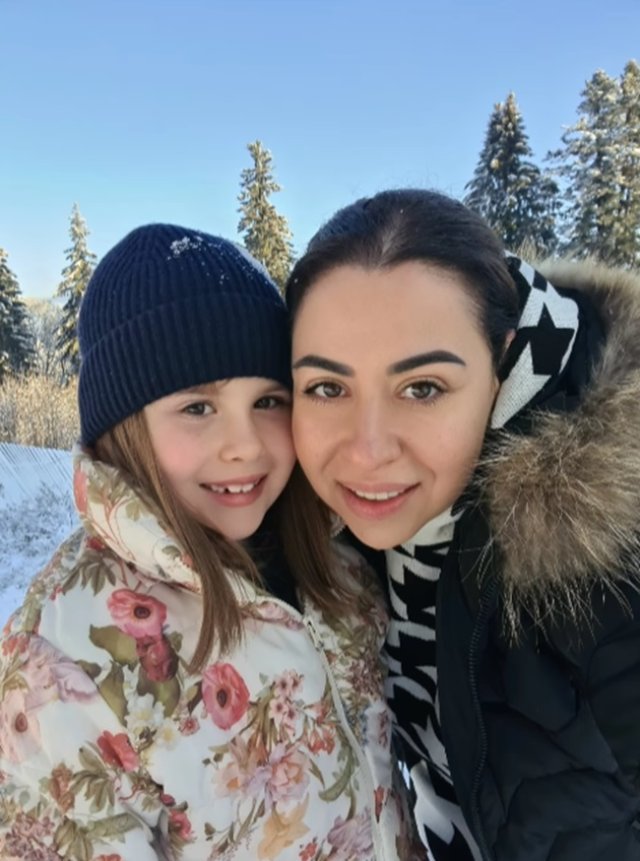 Fiica Oanei Roman a împlinit 11 ani. Isa este o adevărată domnișoară acum și deja își însoțește mama la evenimente. O crește singură după divorț