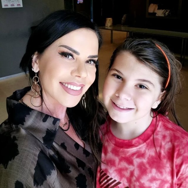 Ce mare a crescut fiul Luminiței Anghel. Filip face înot de performanță de mai bine de 7 ani. Se duce la antrenamente și în vacanțe