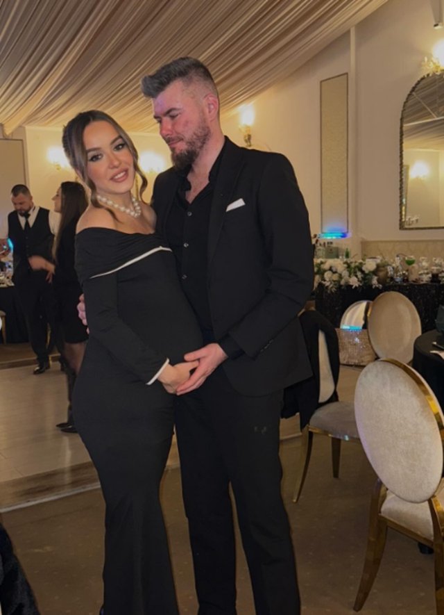 Mara Boglea, fiica Ralucăi Moianu, așa cum nu a mai fost văzută până acum. S-a postat în toată splendoarea ei de graviduță alături de soțul său în rochie mulată