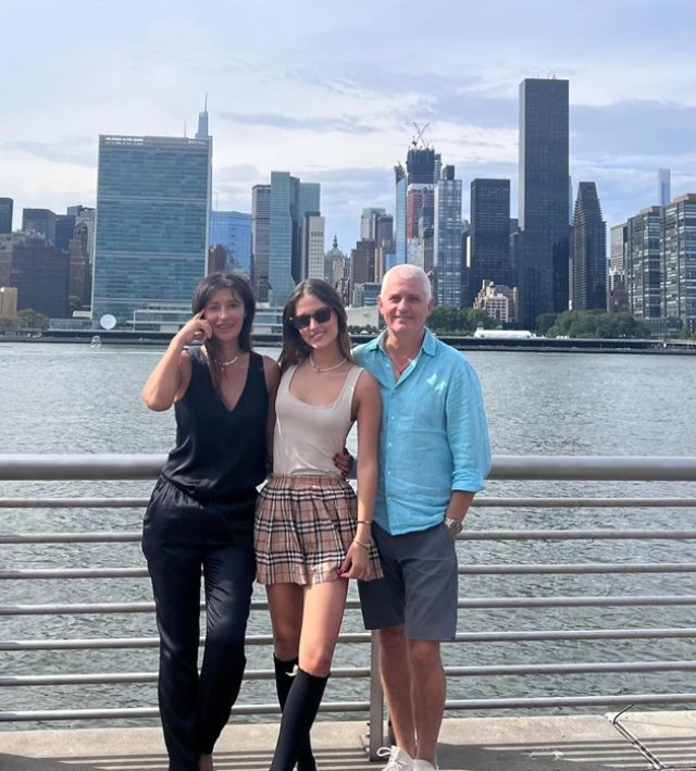 Este copil de vedetă, dar nu se sperie de munca de jos. Fiica lui Virgil Ianțu, studentă în Spania, este cameristă la hotel. Tânăra știe ce își dorește