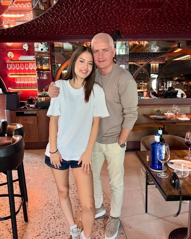 Este copil de vedetă, dar nu se sperie de munca de jos. Fiica lui Virgil Ianțu, studentă în Spania, este cameristă la hotel. Prezentatorul TV este mândru de ea