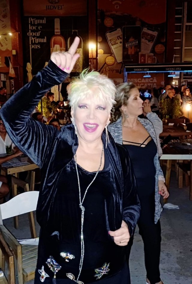 Silvia Dumitrescu, amintiri din perioada comunismului. Silvia Dumitrescu a câștigat în 1990 premiul la secțiunea „Creație” pentru piesa „Mama credea că-i o glumă” la festivalul „Mamaia”
