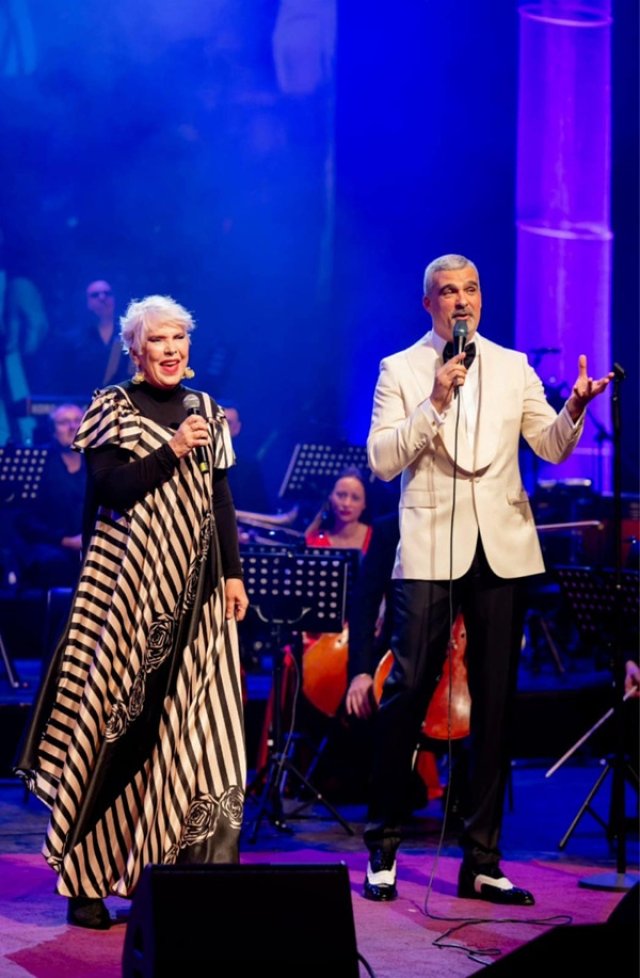 Fiul Silviei Dumitrescu și al compozitorului Florin Ochescu, Iulian, este un pianist premiat