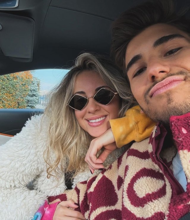 Sebastian Dobrincu s-a despărțit de Otniela Sandu, deși păreau extrem de fericiți. Tânărul milionar a fost surprins deja alături de fosta iubită. Nu a vrut să spună dacă s-a împăcat cu Ioana Ignat