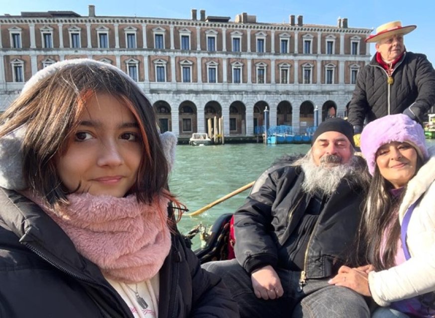 Ce mare s-a făcut fiica actriței Nouria Nouri și a lui Daniel Iordăchioaie. Salma Nicole seamănă leit cu mama ei