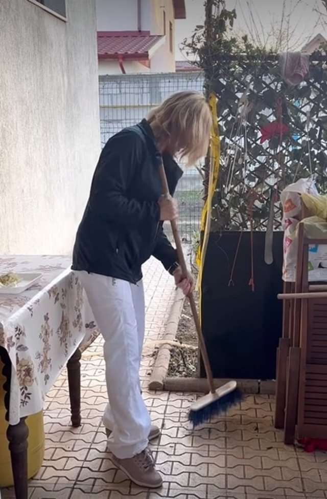 A fost campioană mondială, dar nu a uitat de unde a plecat. Nadia Comăneci a sărbătorit 8 martie modest, cu mătura în mână, alături de mama ei, în curtea acesteia