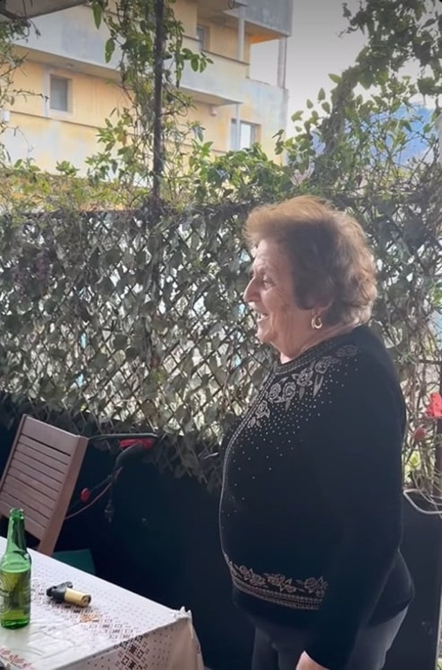 A fost campioană mondială, dar nu a uitat de unde a plecat. Nadia Comăneci a sărbătorit 8 martie modest, cu mătura în mână, alături de mama ei. Femeia a primit complimente de la urmăritori