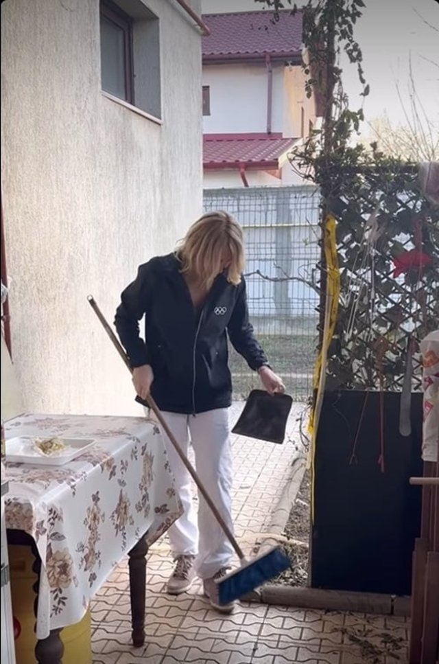 A fost campioană mondială, dar nu a uitat de unde a plecat. Nadia Comăneci a sărbătorit 8 martie modest, cu mătura în mână, alături de mama ei. Și-a impresionat urmăritorii