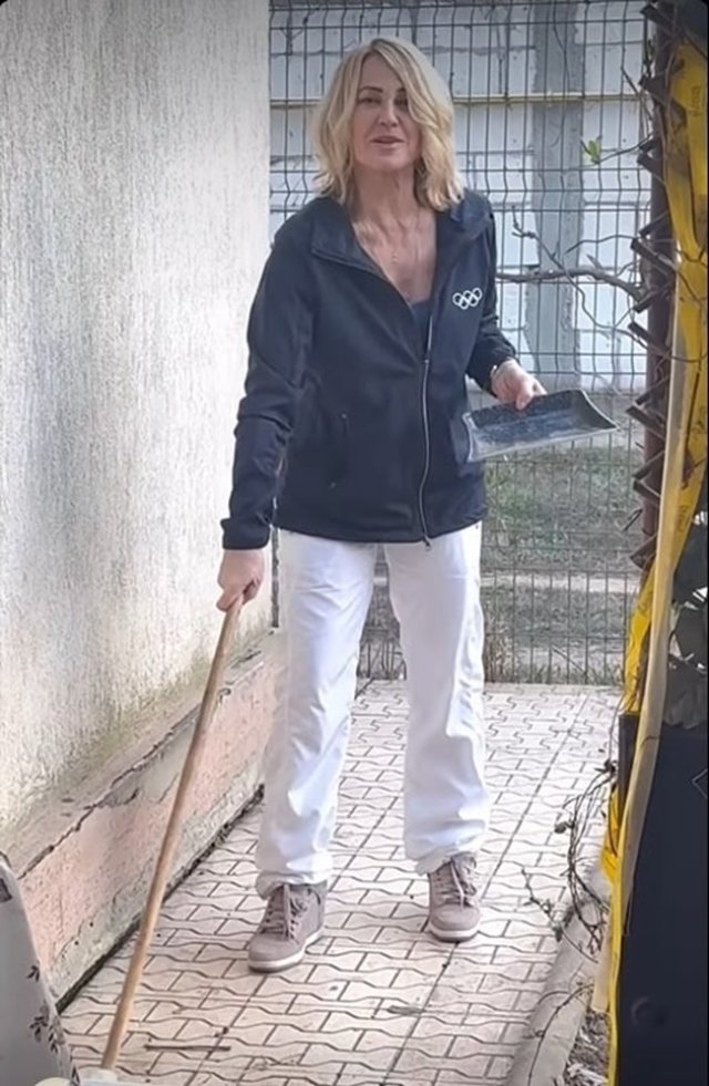 A fost campioană mondială, dar nu a uitat de unde a plecat. Nadia Comăneci a sărbătorit 8 martie modest, cu mătura în mână, alături de mama ei. Admiratorii au felicitat-o pentru modestia de care dă dovadă