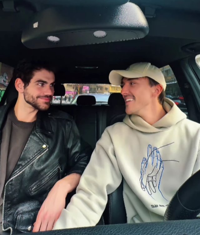 Emil Rengle și iubitul au vorbit despre ideea de a adopta un copil. "Nu e normal ca un copil să crească cu doi tați? Nu, nu e normal să crească fără iubire". Vor să crească un copil abandonat împreună