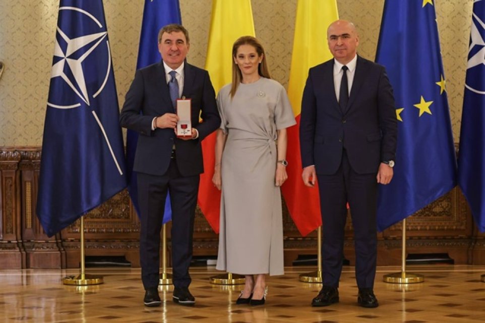 Gheorghe Hagi a fost decorat cu "Steaua României", cea mai înaltă distincție a țării, în grad de cavaler. Are o carieră de 50 de ani în fotbal