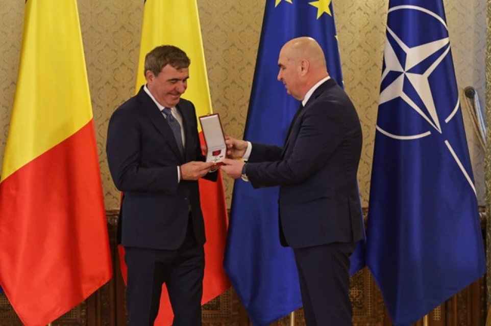 Gheorghe Hagi a fost decorat cu "Steaua României", cea mai înaltă distincție a țării, în grad de cavaler de la președintele interimar Ilie Bolojan