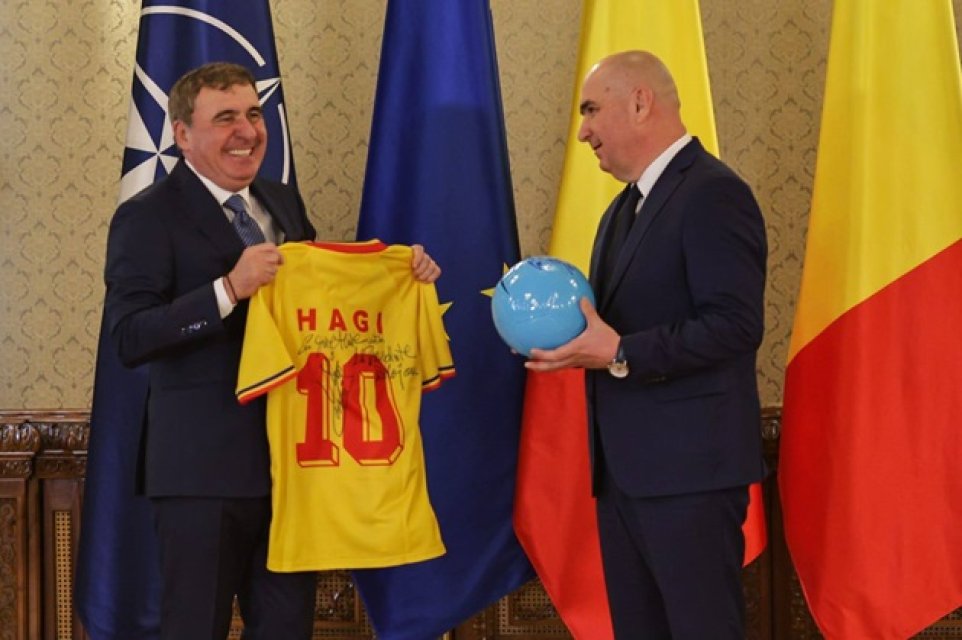 Gheorghe Hagi a fost decorat cu "Steaua României", cea mai înaltă distincție a țării, în grad de cavaler. La ceremonie au participat multe nume mari din sportul românesc