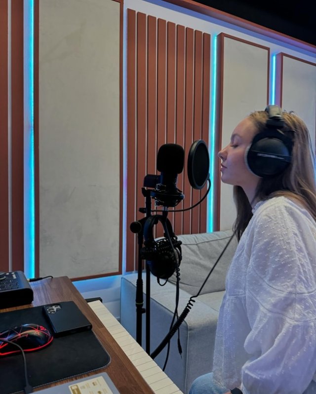 Alexia Tudose a emoționat o țară întreagă cu povestea ei. Cum arată la doi ani de când i-au fost replantate brațele, în accidentul pe care l-a avut cu ansamblul folcloric din care face parte