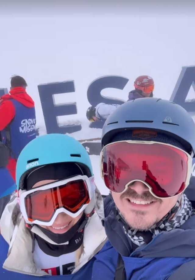 Elwira și Mihai Petre, mai îndrăgostiți ca oricând în vacanța lor de cuplu. Câți bani au scos din buzunar pentru locația de vis. Se bucură de zăpadă în doi