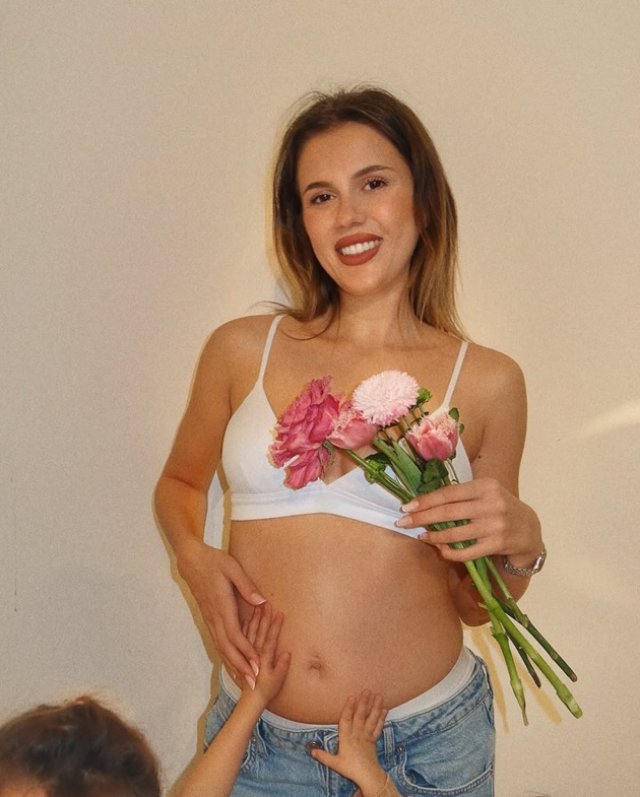 Emily Burghelea a ajuns de urgență la spital, însărcinată fiind în trei luni. Care este starea ei acum. Se pregătește să nască al treilea copil