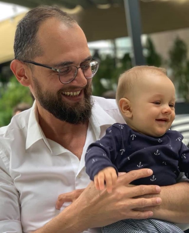 Fiica lui Oreste, apariție rară! Ce relație are Sabina cu părinții ei, ajunsă la 29 de ani. Părinții o ajută să-și crească băiețelul