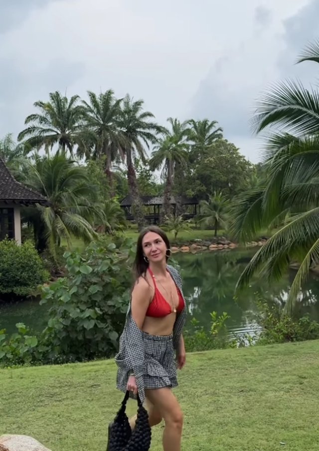 Dorul a fost prea mare! Adela Popescu și-a făcut bagajele și a plecat în Thailanda după Radu Vâlcan, tatăl copiilor ei