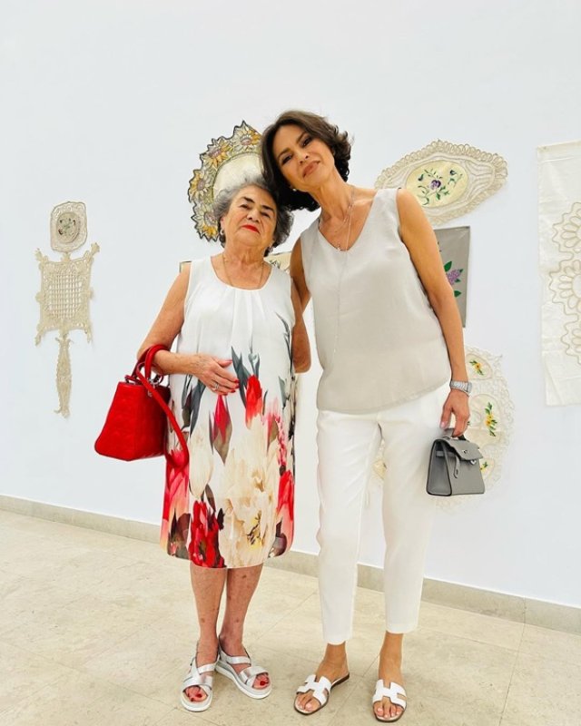 Ramona Bădescu, mărturisiri în lacrimi despre moartea tatălui ei. Vedeta a luat-o pe mama ei în Italia.