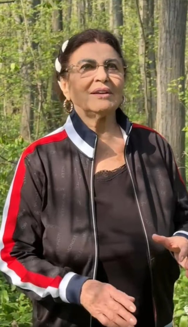 La cules de leurdă cu Irina Loghin. Artista a dezvăluit rețeta ei secretă de salată