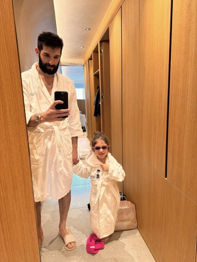 Chef Richard Abou Zaki este cel mai împlinit tătic. Ce frumoasă este fetița lui Carlotta, care i-a moștenit pasiunea pentru gastronomie