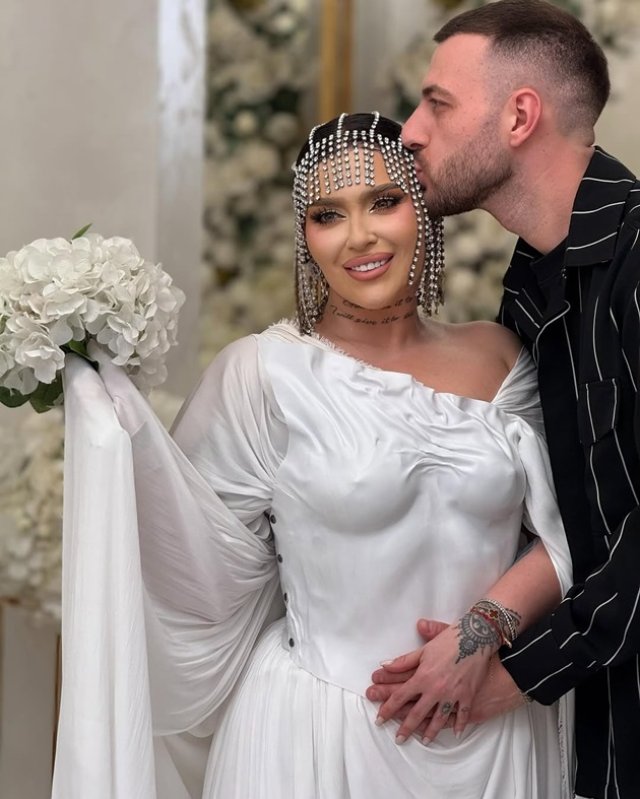 Oana Radu s-a căsătorit în secret? Postarea care a pus pe jar fanii și i-a făcut să-i ureze "casă de piatră". S-a pozat în rochie de mireasă alături de partenerul ei