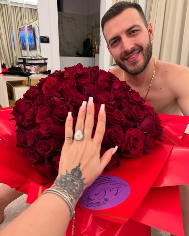Oana Radu s-a căsătorit în secret? Postarea care a pus pe jar fanii și i-a făcut să-i ureze "casă de piatră". Vedeta a fost cerută în căsătorie cu un inel superb
