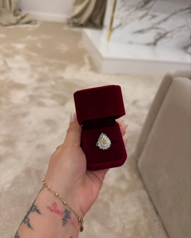 Oana Radu s-a căsătorit în secret? Postarea care a pus pe jar fanii și i-a făcut să-i ureze "casă de piatră". Cei doi se cunosc de multă vreme