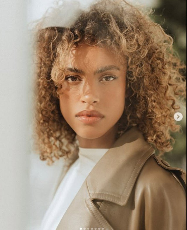 Combinația cu un look afro e incendiară!