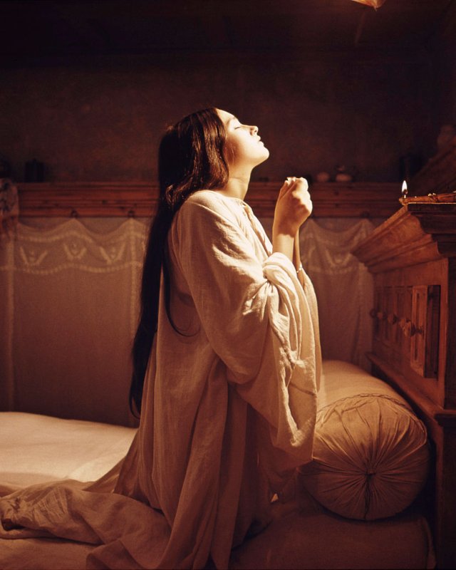 Olivia Hussey (Fecioara Maria)