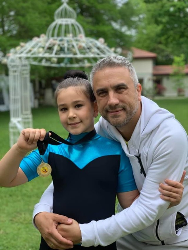Încă un divorț secret care șochează scena mondenă. Zoli Toth a divorțat în urmă cu trei ani. Participă alături de fosta parteneră la momentele importante din viața copiilor