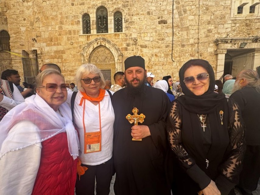 Mioara Velicu a trăit un moment unic la Ierusalim. La 80 de ani, artista a mers pe jos pentru a vedea Lumina Sfântă, alături de prietena ei, Elisabeta Turcu