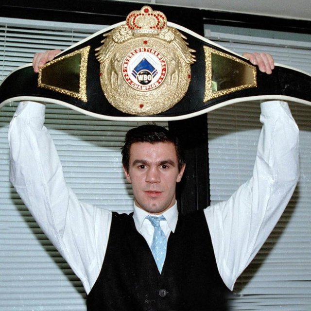Fotografii rare din perioada de glorie a lui Mihai Leu. A fost primul român campion mondial la box profesionist. Soția și fiul i-au fost alături atât în momentele bune, cât și în cele rele