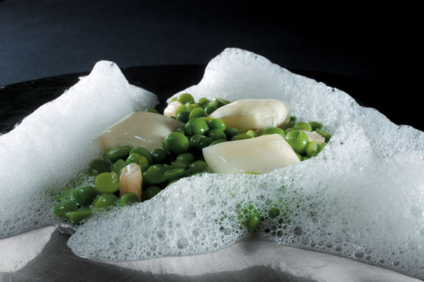 el bulli - peas and ham with creamy fresh mint and eucalyptus air raviolo