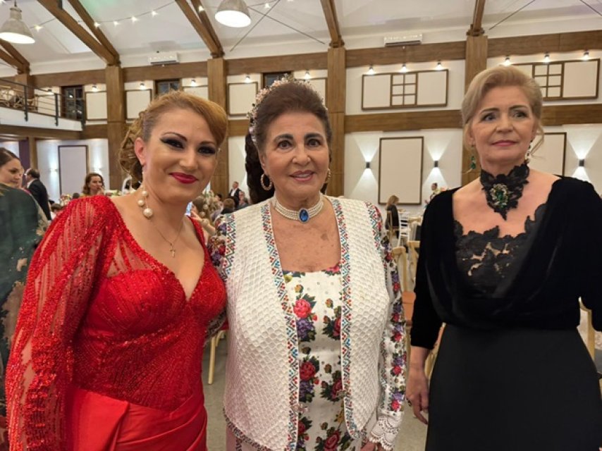 Emoții mari pentru Matilda Pascal Cojocărița, care a îmbrăcat haine de soacră mare. Horațiu Cigu s-a căsătorit cu solista Georgiana. Soacra a purtat o rochie neagră cu detalii din dantelă