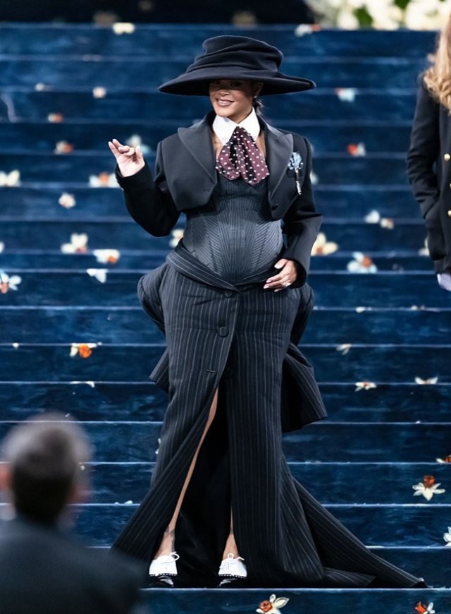 Rihanna este însărcinată pentru a treia oară. Și-a afișat burtica de gravidă pe covorul roșu de la Met Gala 2025. Și-a luat fanii prin surprindere