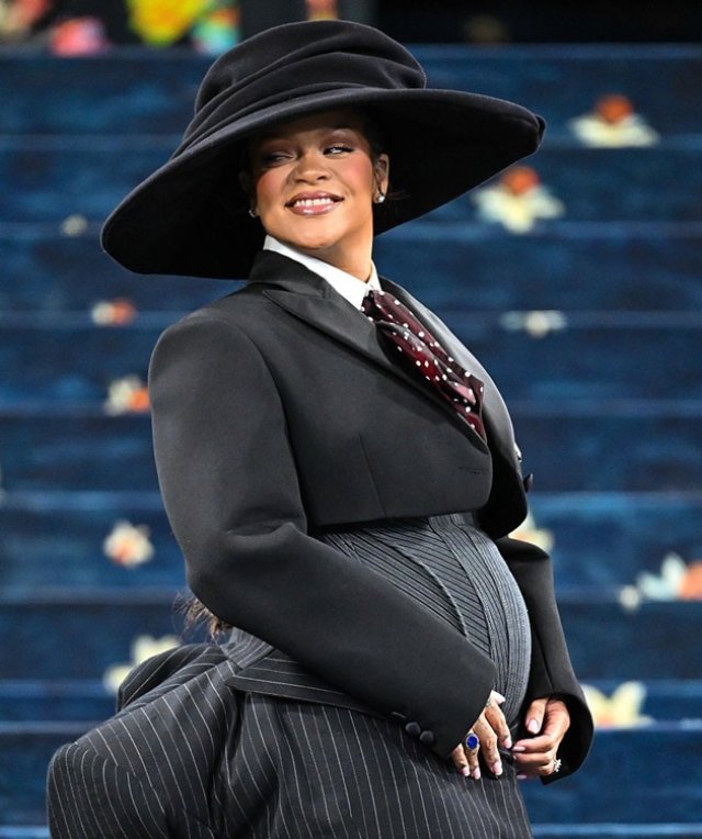 Rihanna este însărcinată pentru a treia oară. Și-a afișat burtica de gravidă pe covorul roșu de la Met Gala 2025. Are deja câteva luni de sarcină