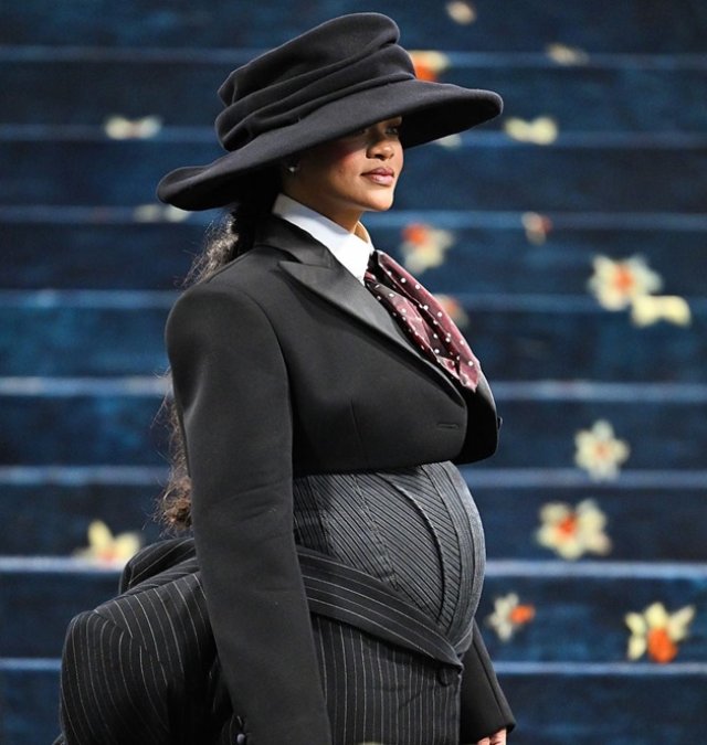 Rihanna este însărcinată pentru a treia oară. Și-a afișat burtica de gravidă pe covorul roșu de la Met Gala 2025. A ținut totul secret până acum