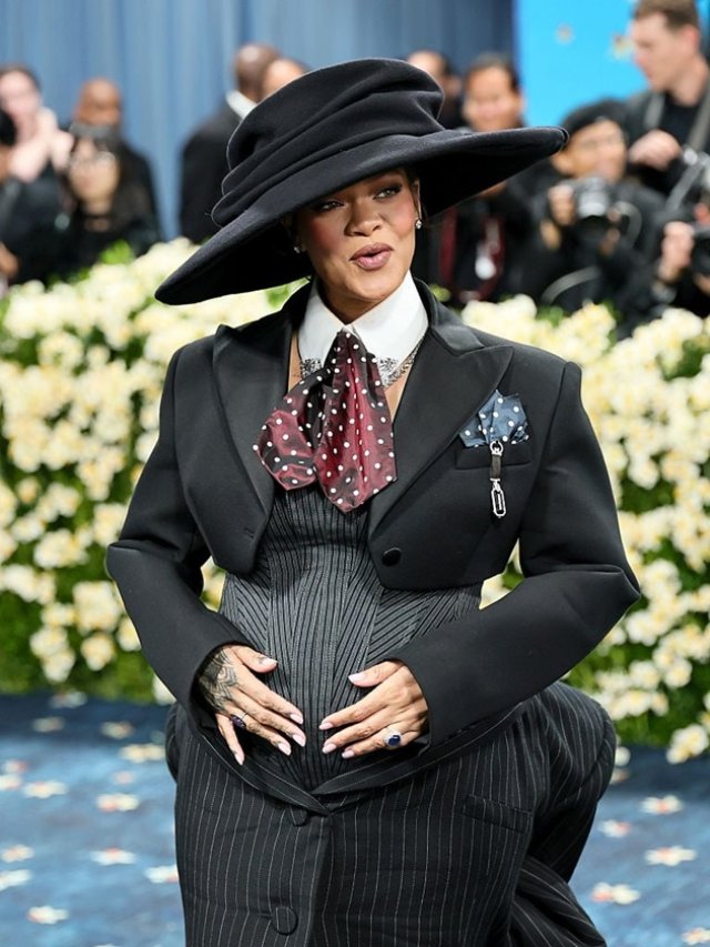 Rihanna este însărcinată pentru a treia oară. Și-a afișat burtica de gravidă pe covorul roșu de la Met Gala 2025. Are deja doi băieți cu rapperul ASAP Rocky